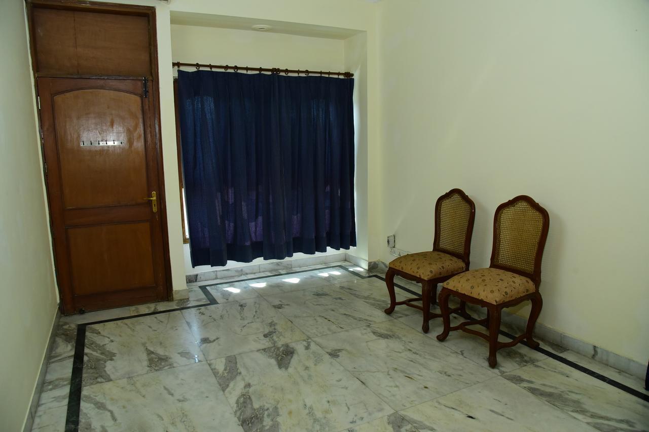 The Mayflower Hotel Gurgaon Exterior photo
