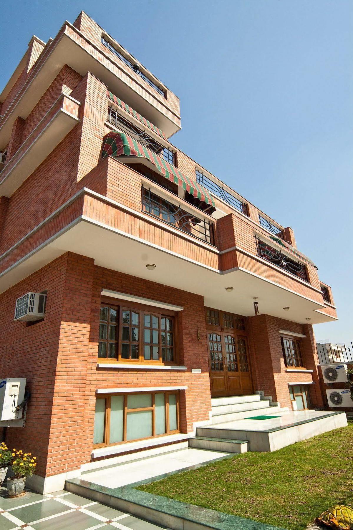 The Mayflower Hotel Gurgaon Exterior photo
