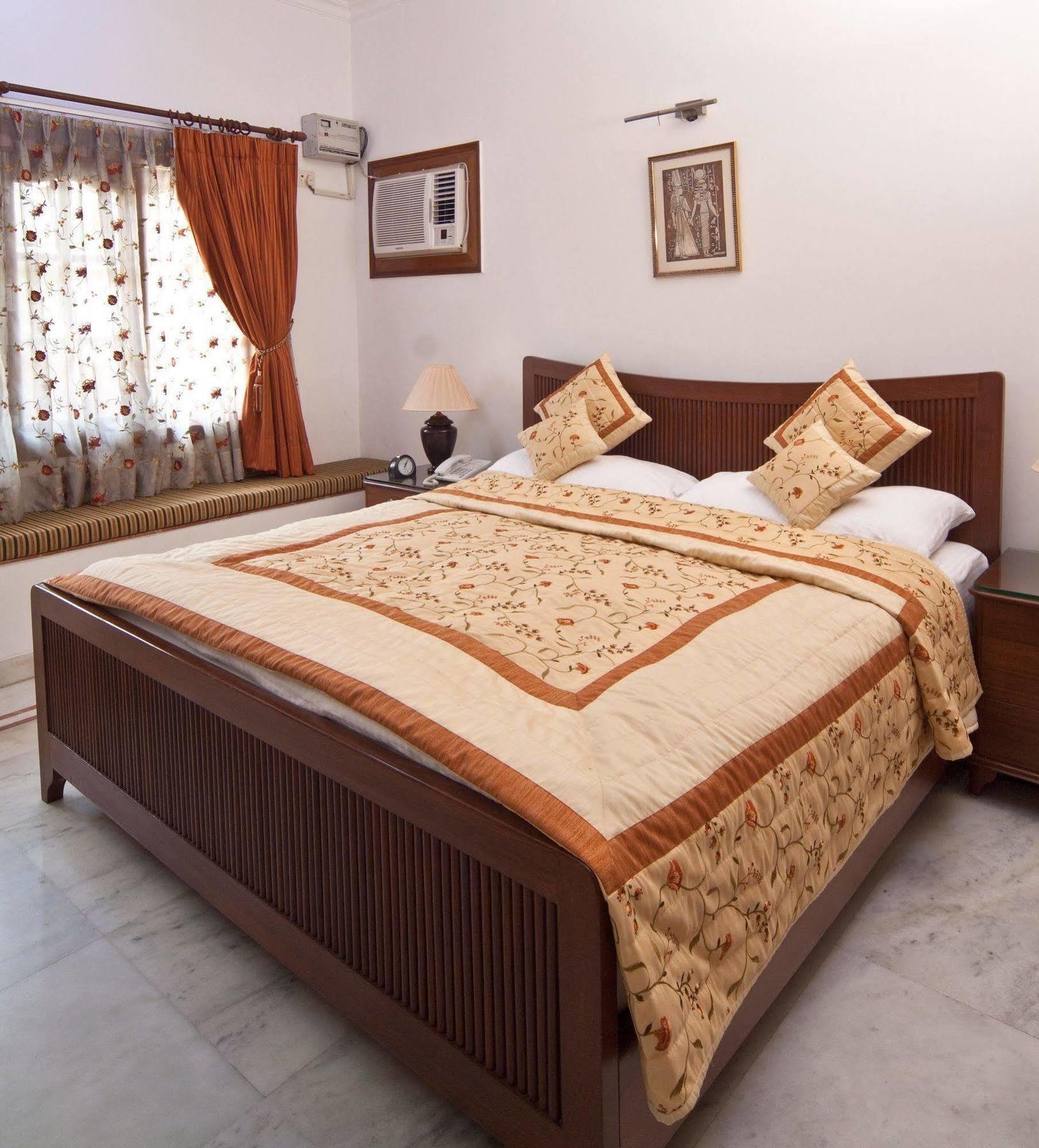 The Mayflower Hotel Gurgaon Exterior photo